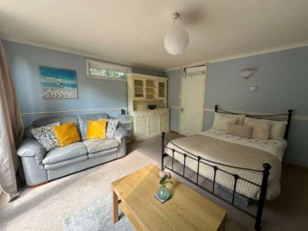WINDSOR CLOSE, MASSIVE DOUBLE ROOM FOR SINGLE OCCUPANT AVAILABLE NOW., Image 3