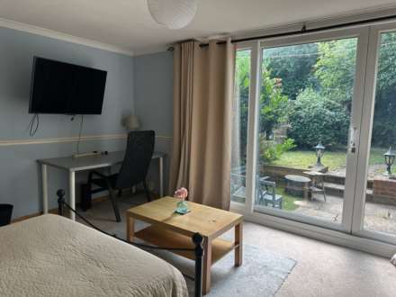 WINDSOR CLOSE, MASSIVE DOUBLE ROOM FOR SINGLE OCCUPANT AVAILABLE NOW., Image 5