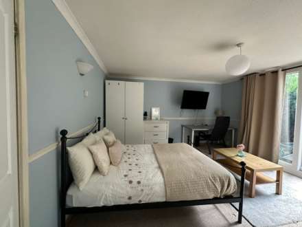 WINDSOR CLOSE, MASSIVE DOUBLE ROOM FOR SINGLE OCCUPANT AVAILABLE NOW., Image 8
