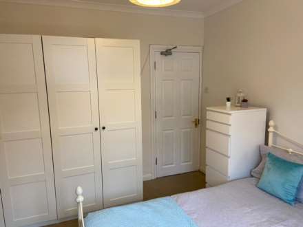 COUPLES WANTED! Room 1: 46 George Road, Guildford, GU1 4NR, Image 3