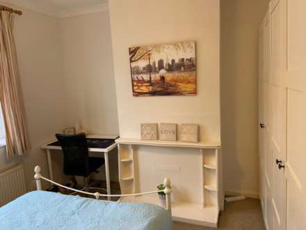 COUPLES WANTED! Room 1: 46 George Road, Guildford, GU1 4NR, Image 4