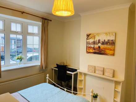 COUPLES WANTED! Room 1: 46 George Road, Guildford, GU1 4NR, Image 6