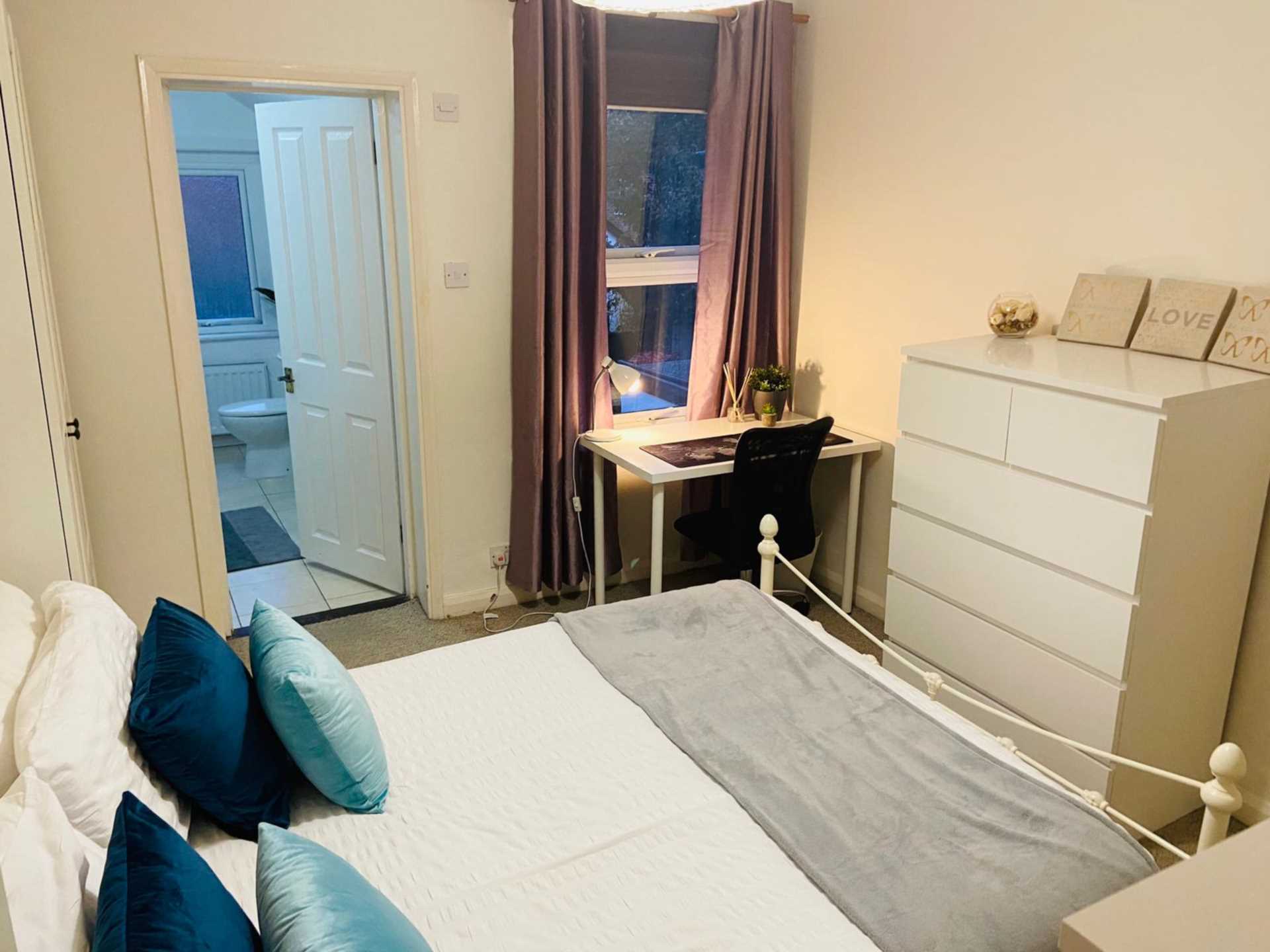 Room 2: 46 George Road, Guildford, GU1 4NR - EN SUITE, Image 2