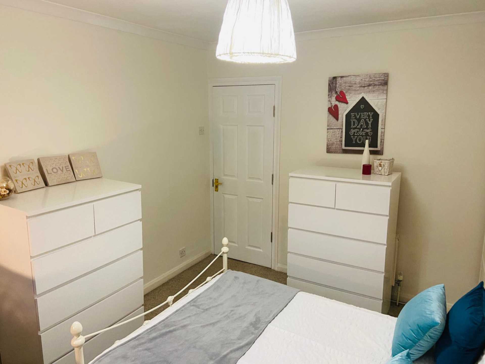 Room 2: 46 George Road, Guildford, GU1 4NR - EN SUITE, Image 3