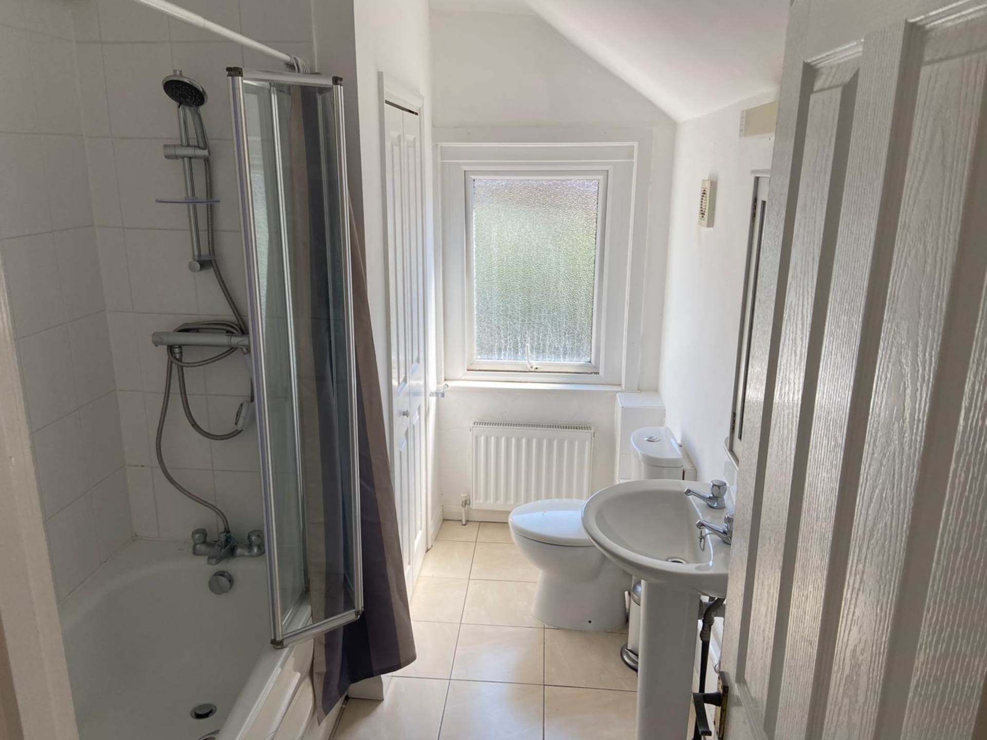 Room 2: 46 George Road, Guildford, GU1 4NR - EN SUITE, Image 6