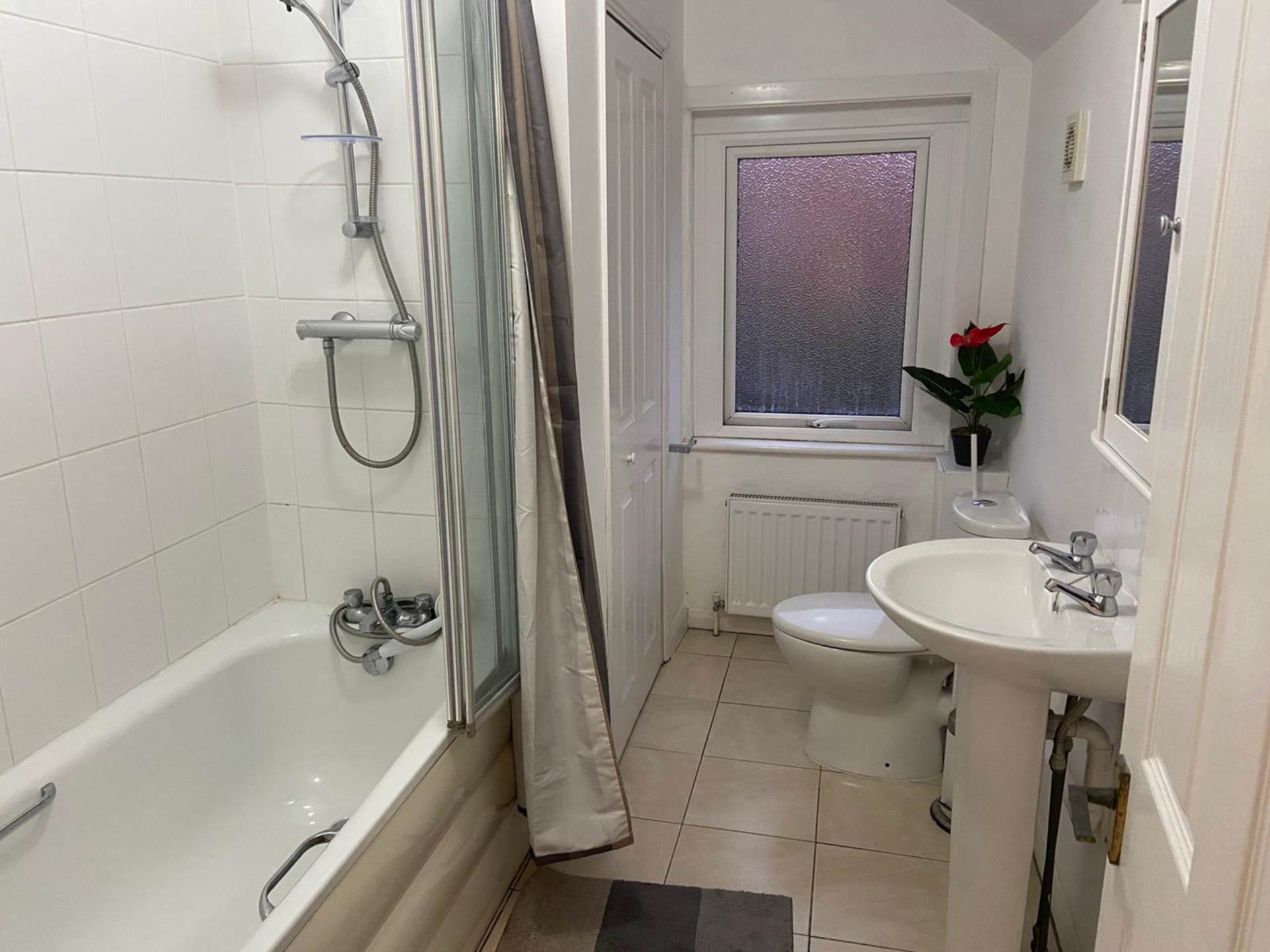 Room 2: 46 George Road, Guildford, GU1 4NR - EN SUITE, Image 7