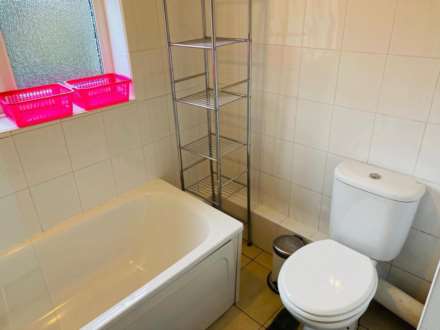 Room 3: 46 George Road, Guildford, GU1 4NR- NO ADMIN FEES!, Image 13