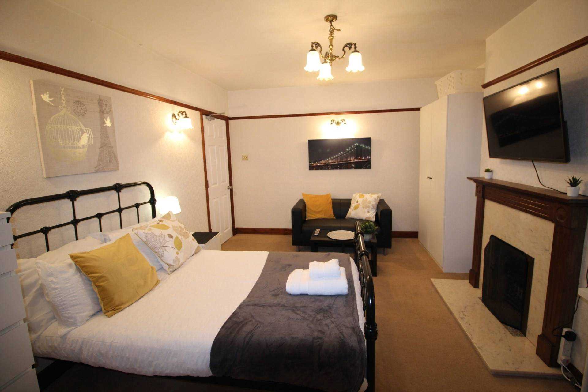 Room 1: 3 Pewley Way, Guildford, GU1 3PX, Image 1