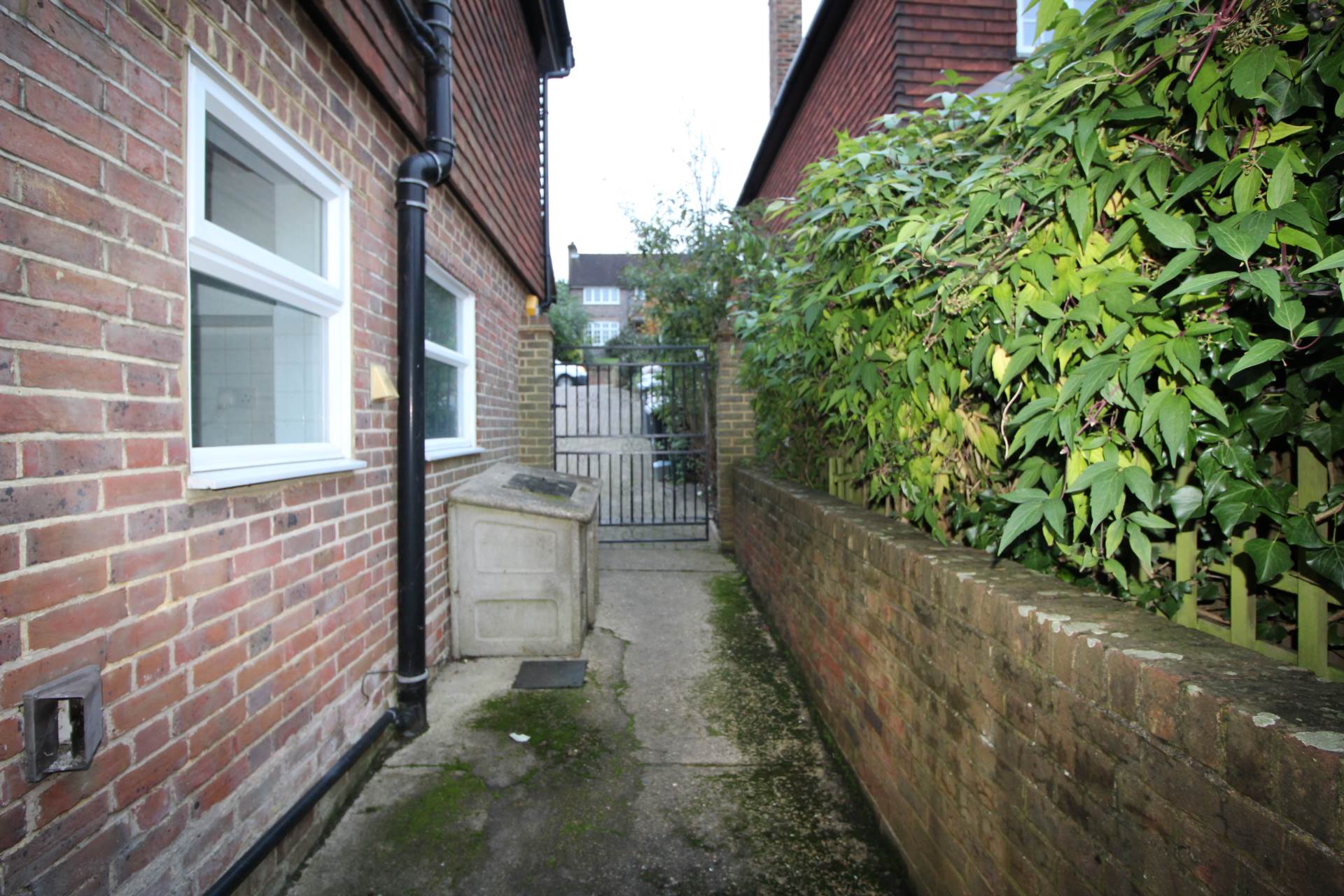 Room 1, Pewley Way, Guildford, GU1 3PX, Image 16