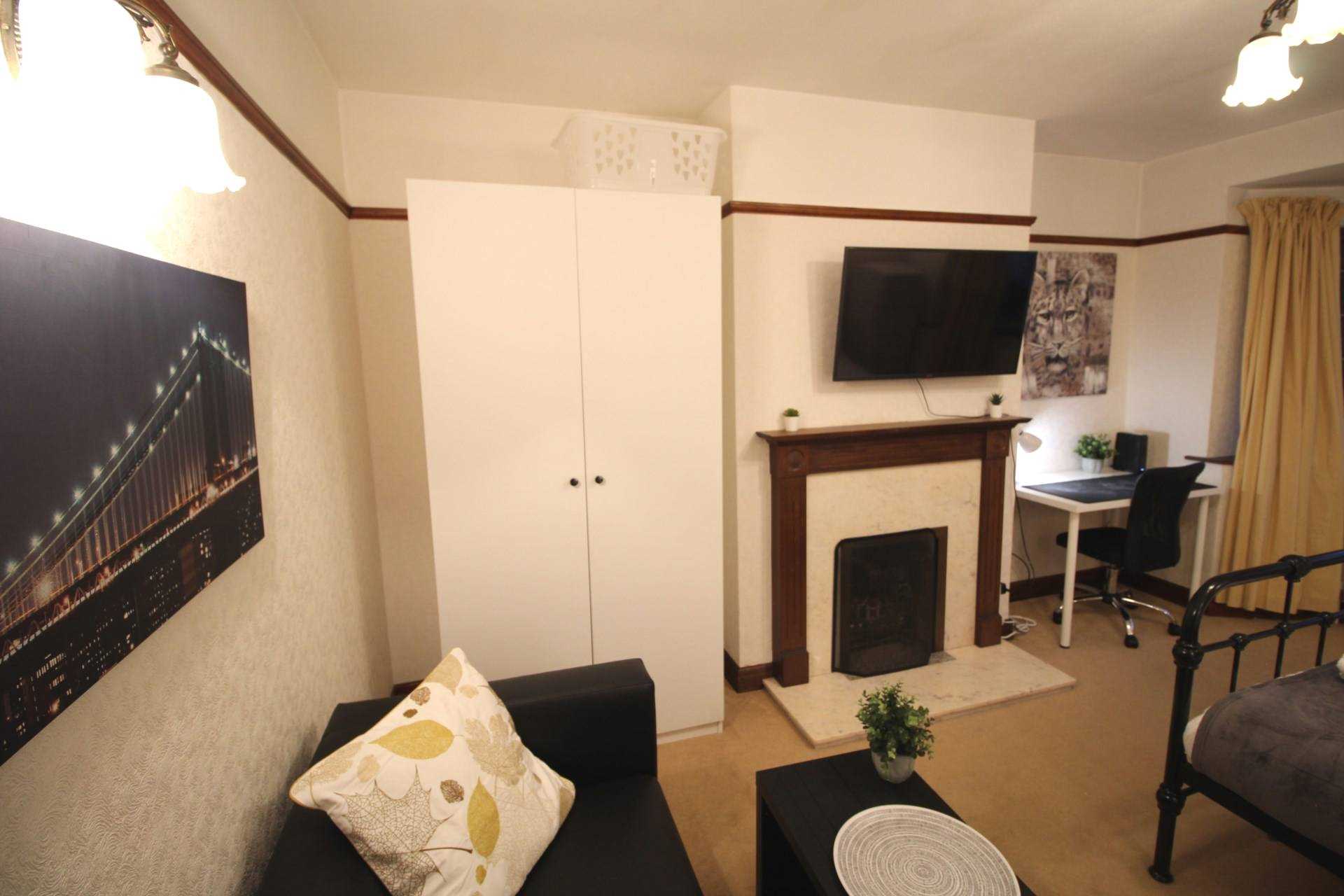 Room 1: 3 Pewley Way, Guildford, GU1 3PX, Image 4