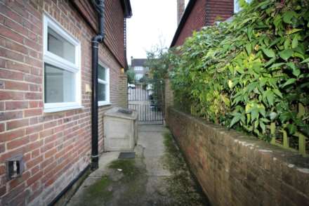 Room 1: 3 Pewley Way, Guildford, GU1 3PX, Image 16