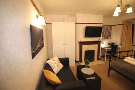 Room 1: 3 Pewley Way, Guildford, GU1 3PX, Image 2