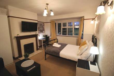 Room 1: 3 Pewley Way, Guildford, GU1 3PX, Image 3