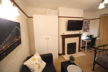 Room 1: 3 Pewley Way, Guildford, GU1 3PX, Image 4