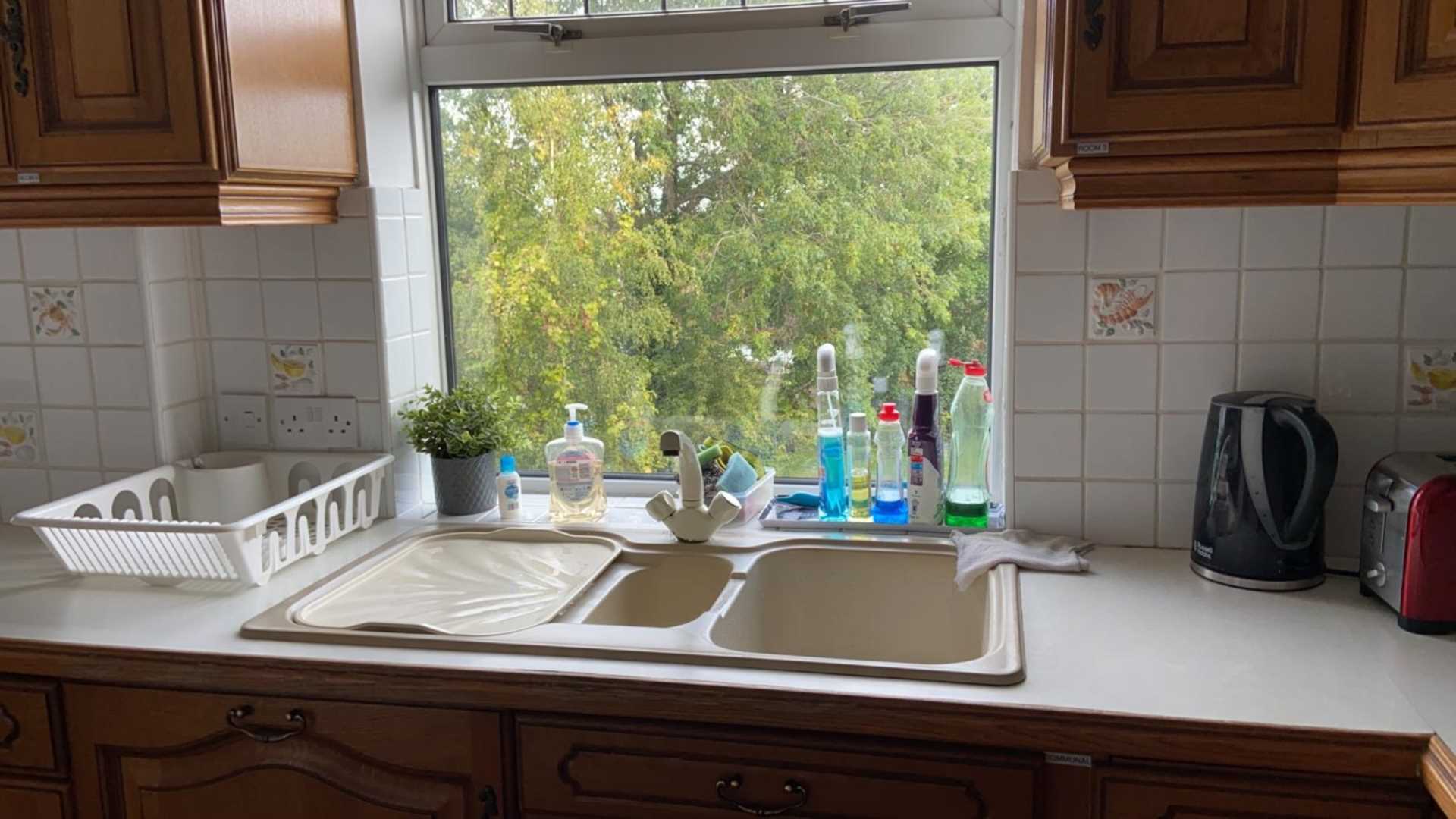 Room 6: 3 Pewley Way, Guildford, GU1 3PX - EN SUITE-, Image 11