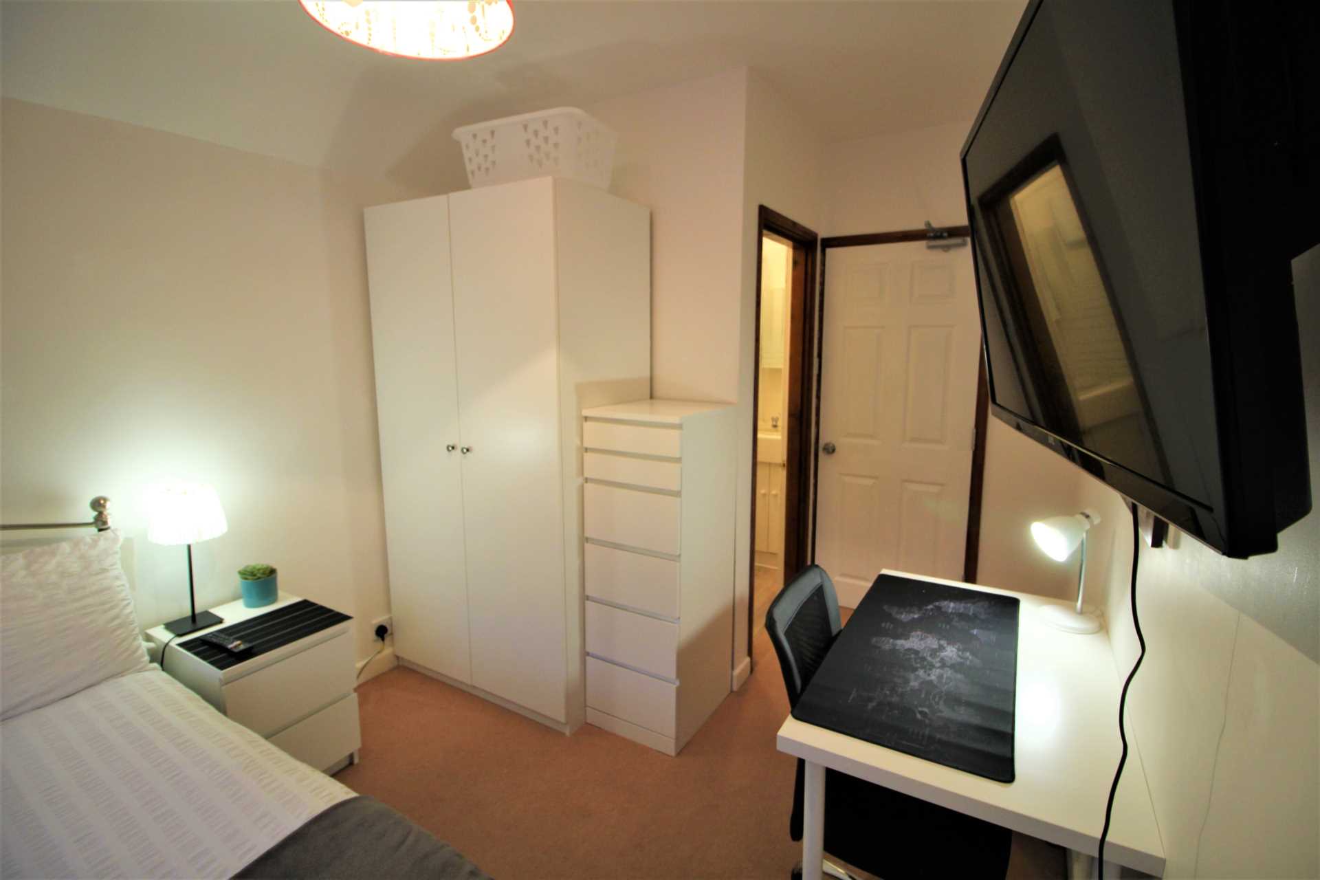 Room 6: 3 Pewley Way, Guildford, GU1 3PX - EN SUITE-, Image 2