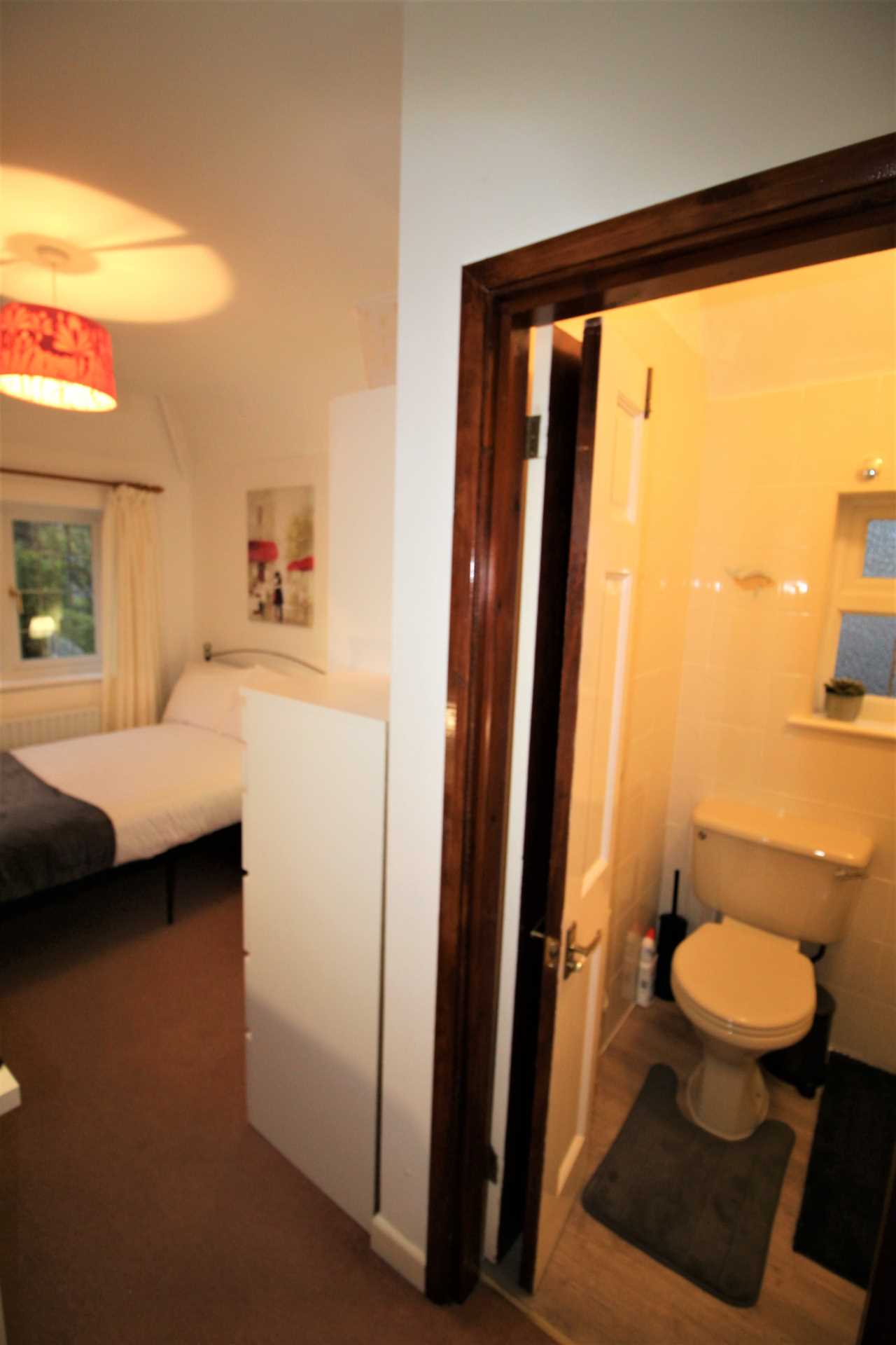 Room 6: 3 Pewley Way, Guildford, GU1 3PX - EN SUITE-, Image 4