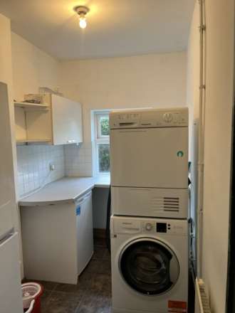 Room 6: 3 Pewley Way, Guildford, GU1 3PX - EN SUITE-, Image 15