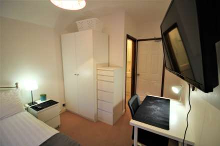 Room 6: 3 Pewley Way, Guildford, GU1 3PX - EN SUITE-, Image 2