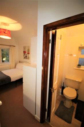 Room 6: 3 Pewley Way, Guildford, GU1 3PX - EN SUITE-, Image 4