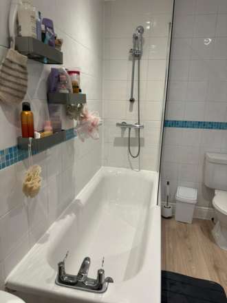 Room 1: Flat 4, 30 Stoke Road, Guildford, GU1 4HR, Image 23