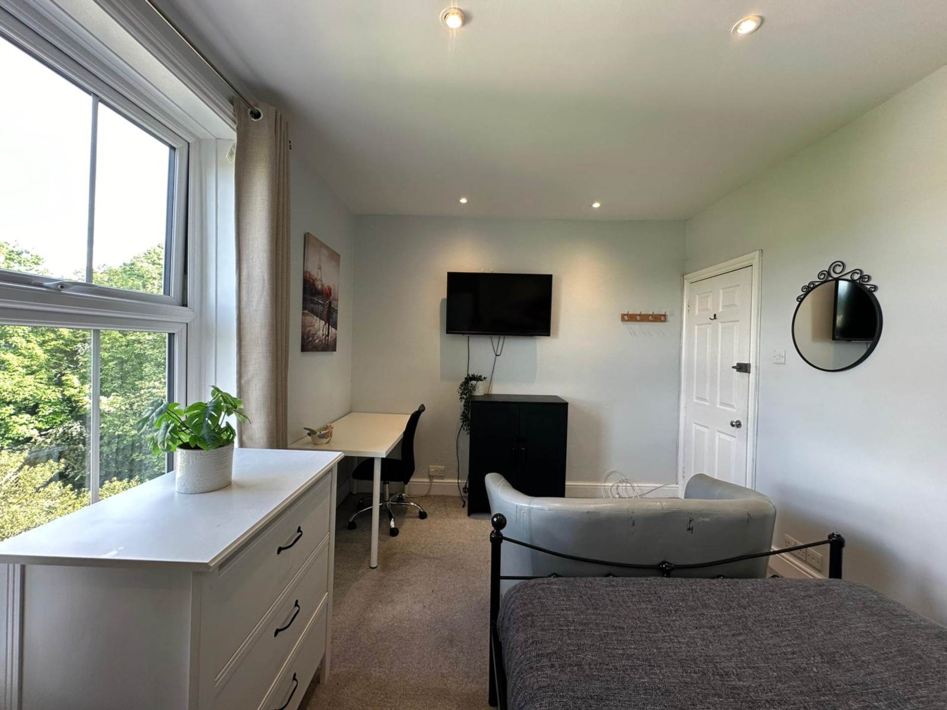 Room 2: Flat 4, 30 Stoke Road, Guildford, GU1 4HR, Image 11