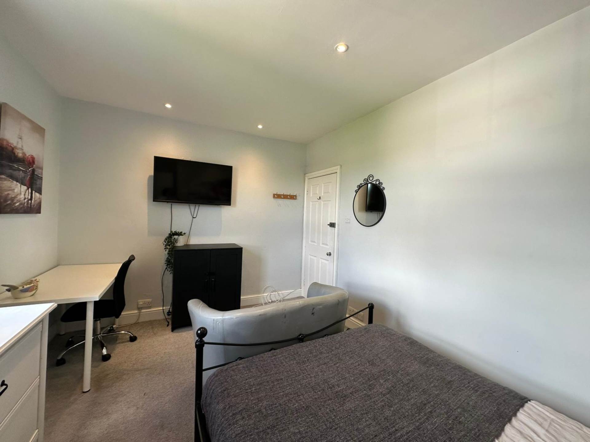 Room 2: Flat 4, 30 Stoke Road, Guildford, GU1 4HR, Image 12
