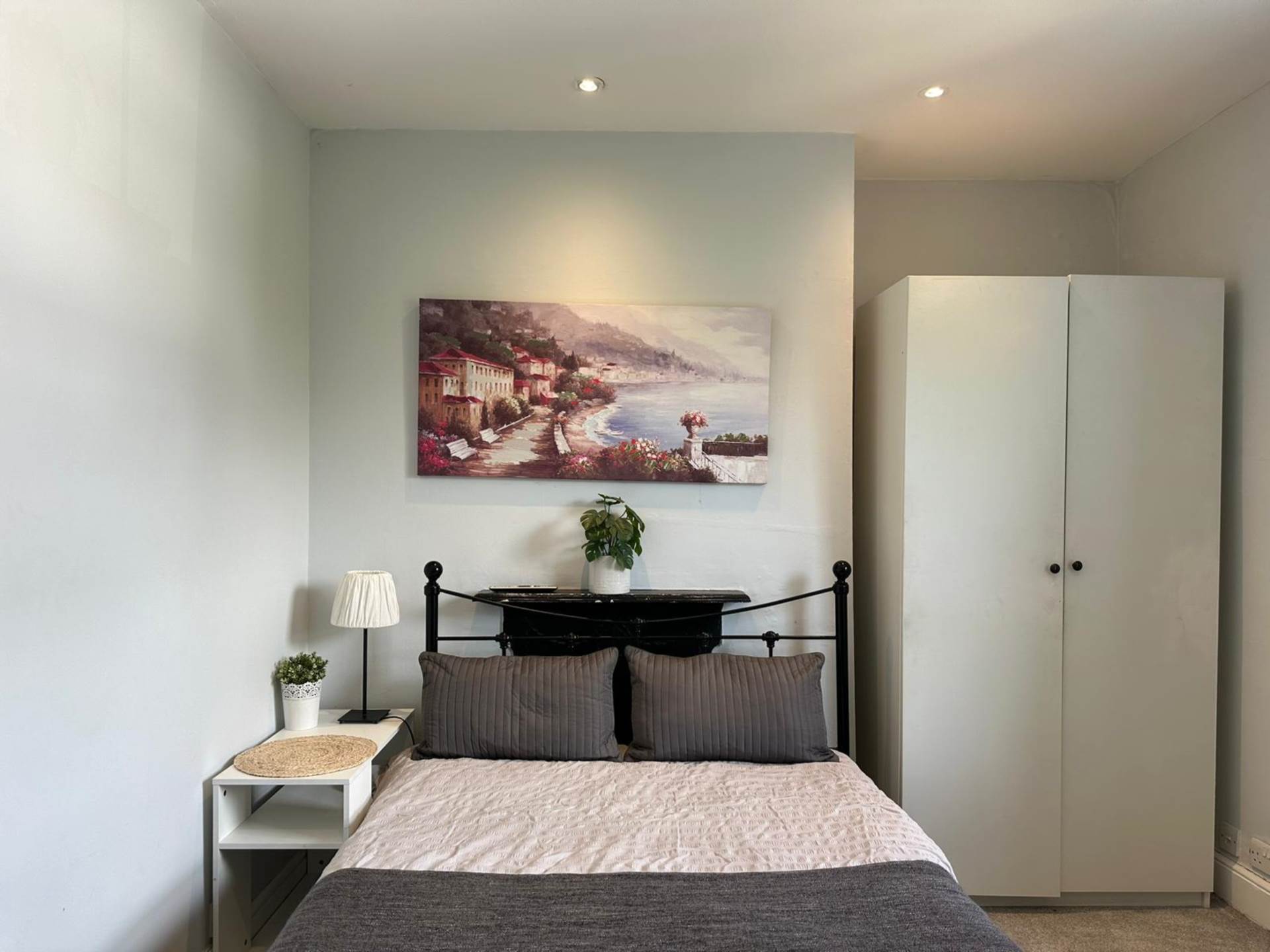 Room 2: Flat 4, 30 Stoke Road, Guildford, GU1 4HR, Image 2