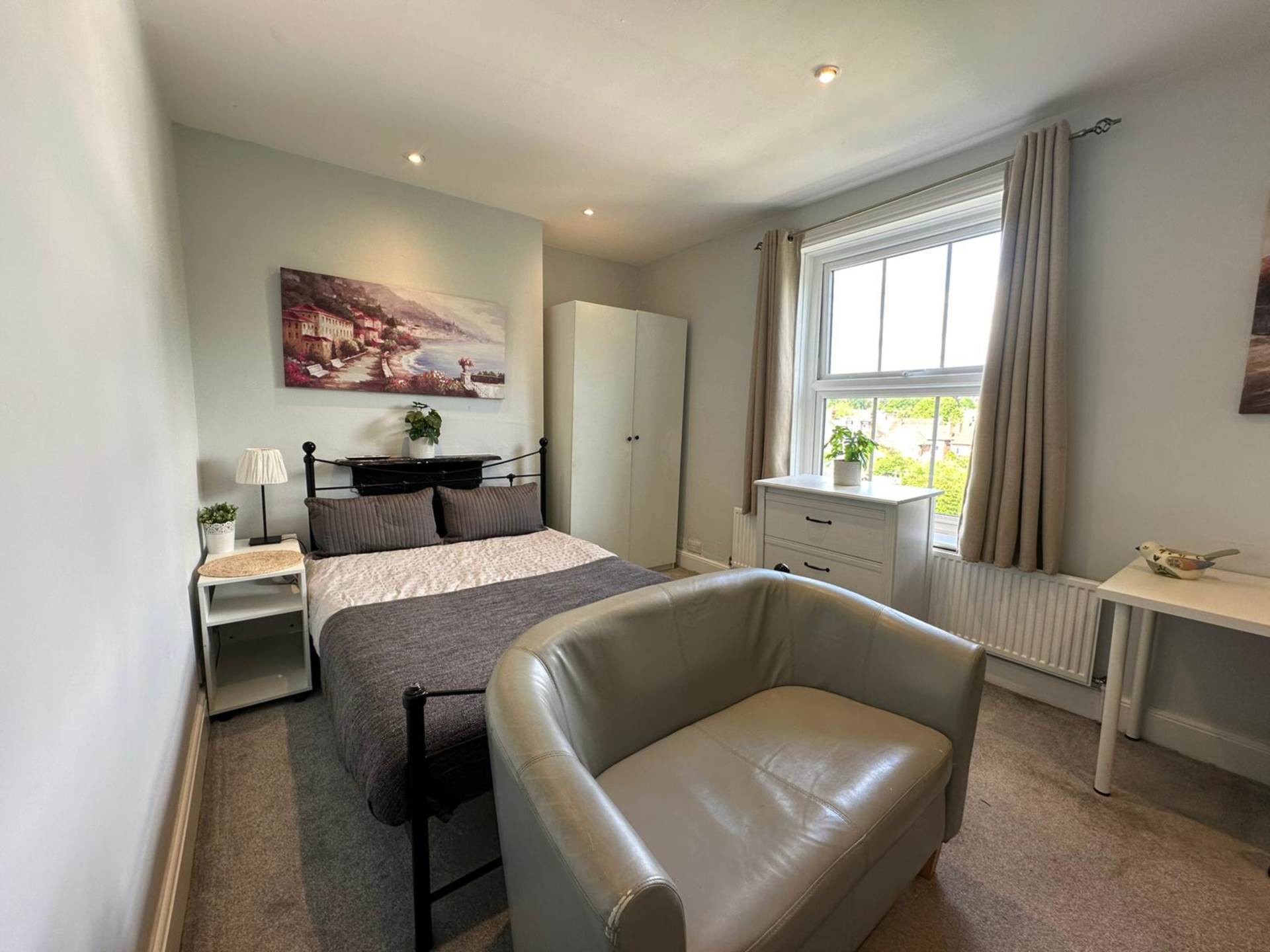 Room 2: Flat 4, 30 Stoke Road, Guildford, GU1 4HR, Image 4