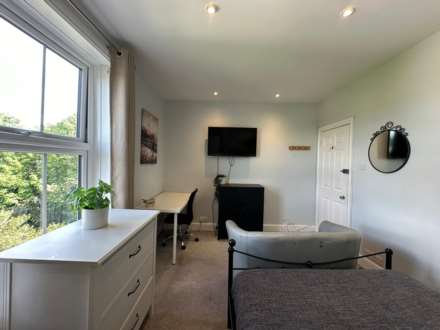 Room 2: Flat 4, 30 Stoke Road, Guildford, GU1 4HR, Image 11