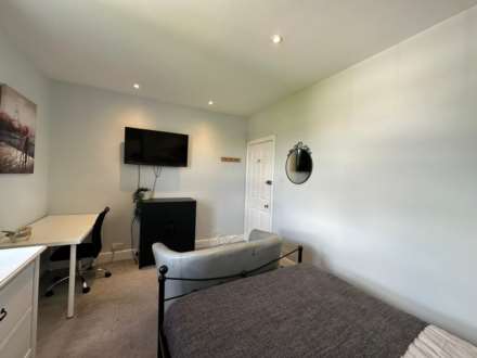 Room 2: Flat 4, 30 Stoke Road, Guildford, GU1 4HR, Image 12