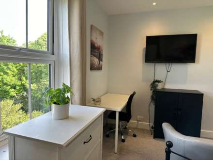Room 2: Flat 4, 30 Stoke Road, Guildford, GU1 4HR, Image 13