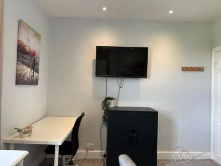 Room 2: Flat 4, 30 Stoke Road, Guildford, GU1 4HR, Image 14
