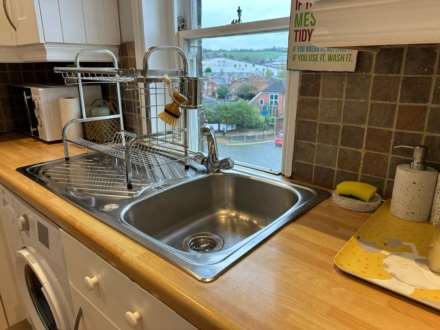 Room 2: Flat 4, 30 Stoke Road, Guildford, GU1 4HR, Image 17