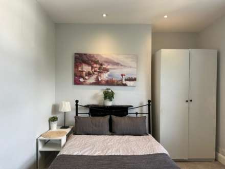 Room 2: Flat 4, 30 Stoke Road, Guildford, GU1 4HR, Image 2