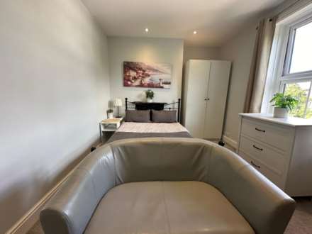 Room 2: Flat 4, 30 Stoke Road, Guildford, GU1 4HR, Image 3