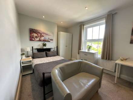 Room 2: Flat 4, 30 Stoke Road, Guildford, GU1 4HR, Image 4
