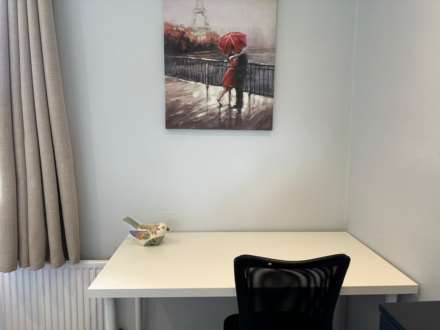 Room 2: Flat 4, 30 Stoke Road, Guildford, GU1 4HR, Image 5