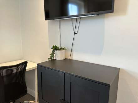 Room 2: Flat 4, 30 Stoke Road, Guildford, GU1 4HR, Image 6