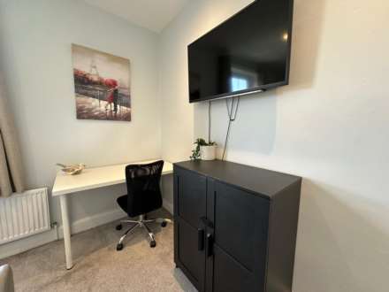 Room 2: Flat 4, 30 Stoke Road, Guildford, GU1 4HR, Image 7