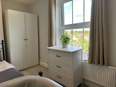 Room 2: Flat 4, 30 Stoke Road, Guildford, GU1 4HR, Image 9