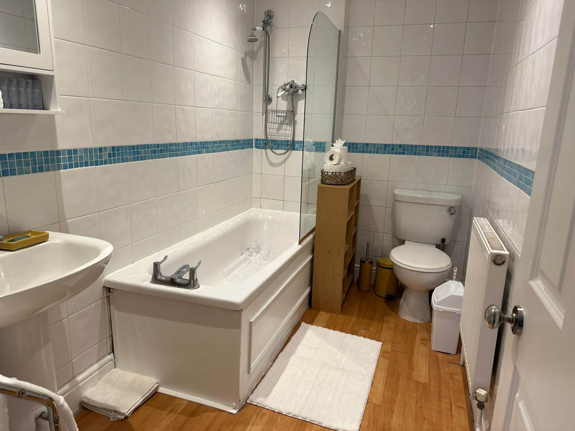 Room 3: Flat 4, 30 Stoke Road, Guildford, GU1 4HR, Image 16