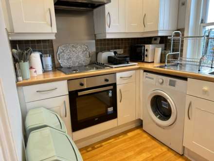Room 3: Flat 4, 30 Stoke Road, Guildford, GU1 4HR, Image 13
