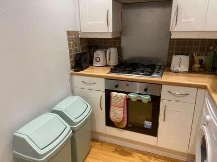 Room 3: Flat 4, 30 Stoke Road, Guildford, GU1 4HR, Image 14