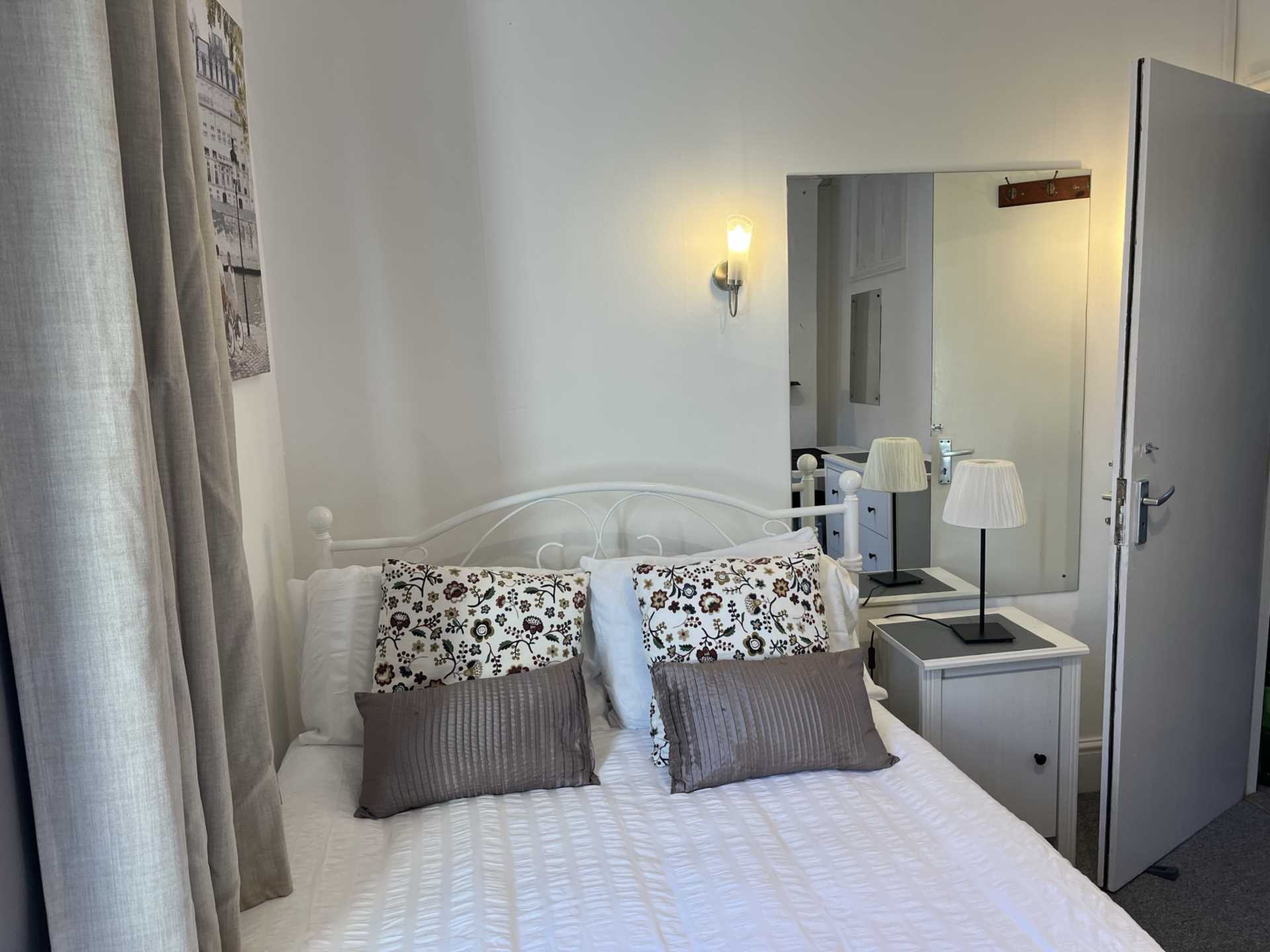 Room 3: 25 Springfield Road, Guildford, Surrey GU1 4DW, Image 1