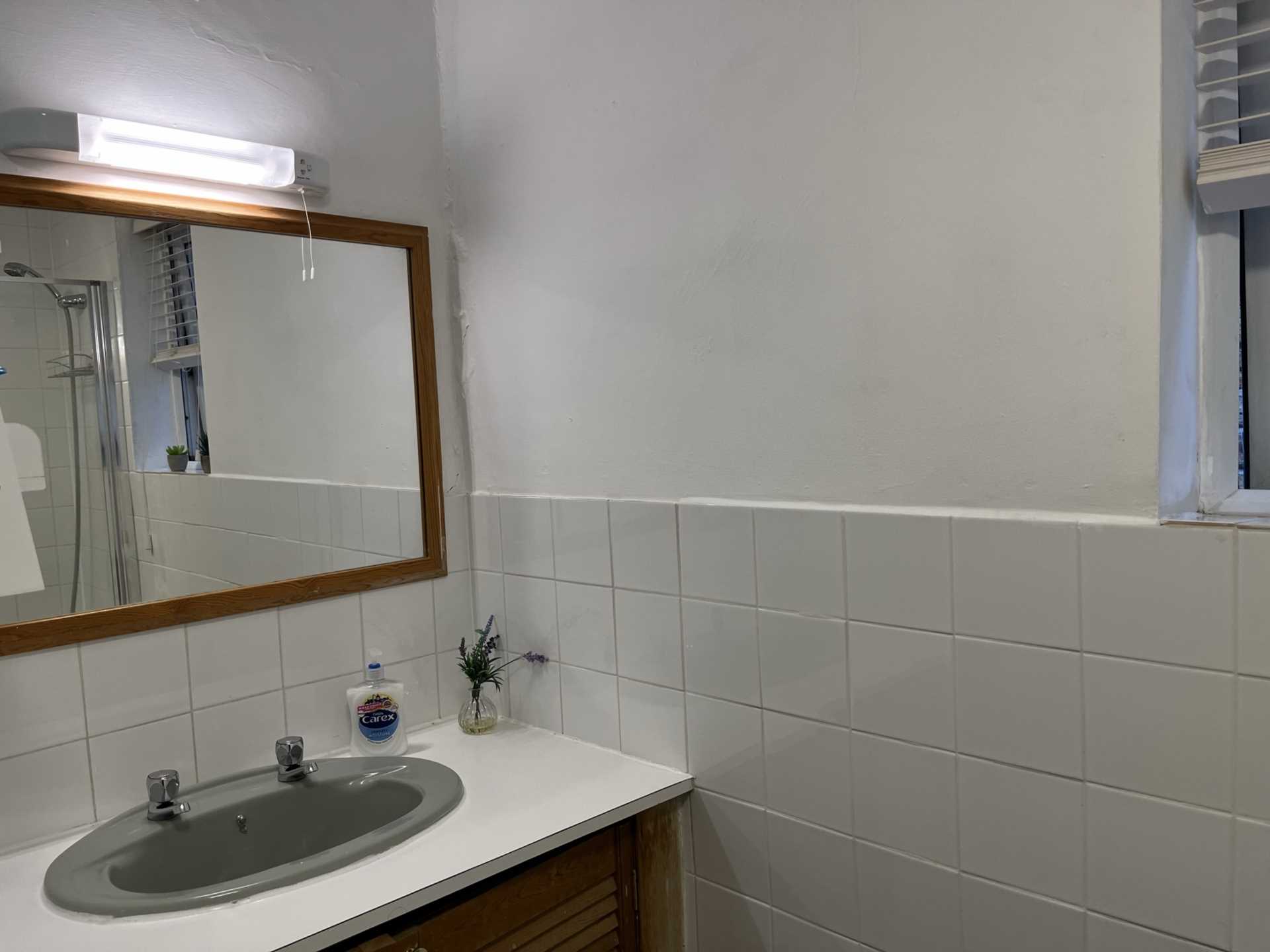 Room 3: 25 Springfield Road, Guildford, Surrey GU1 4DW, Image 19