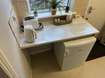 Room 3: 25 Springfield Road, Guildford, Surrey GU1 4DW, Image 14