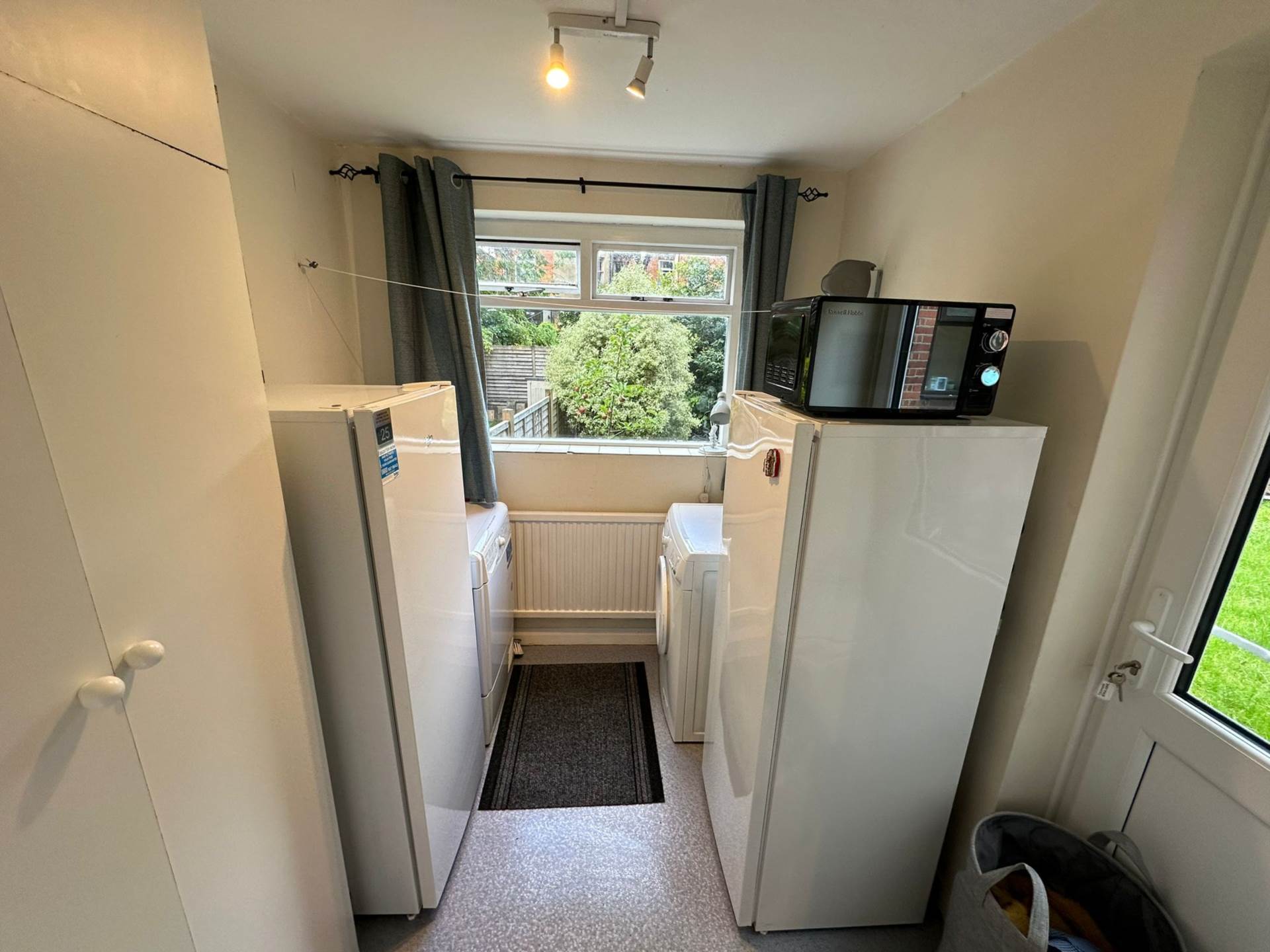 Room 1: 15 Sycamore Road, Guildford, GU1 1HJ, Image 13