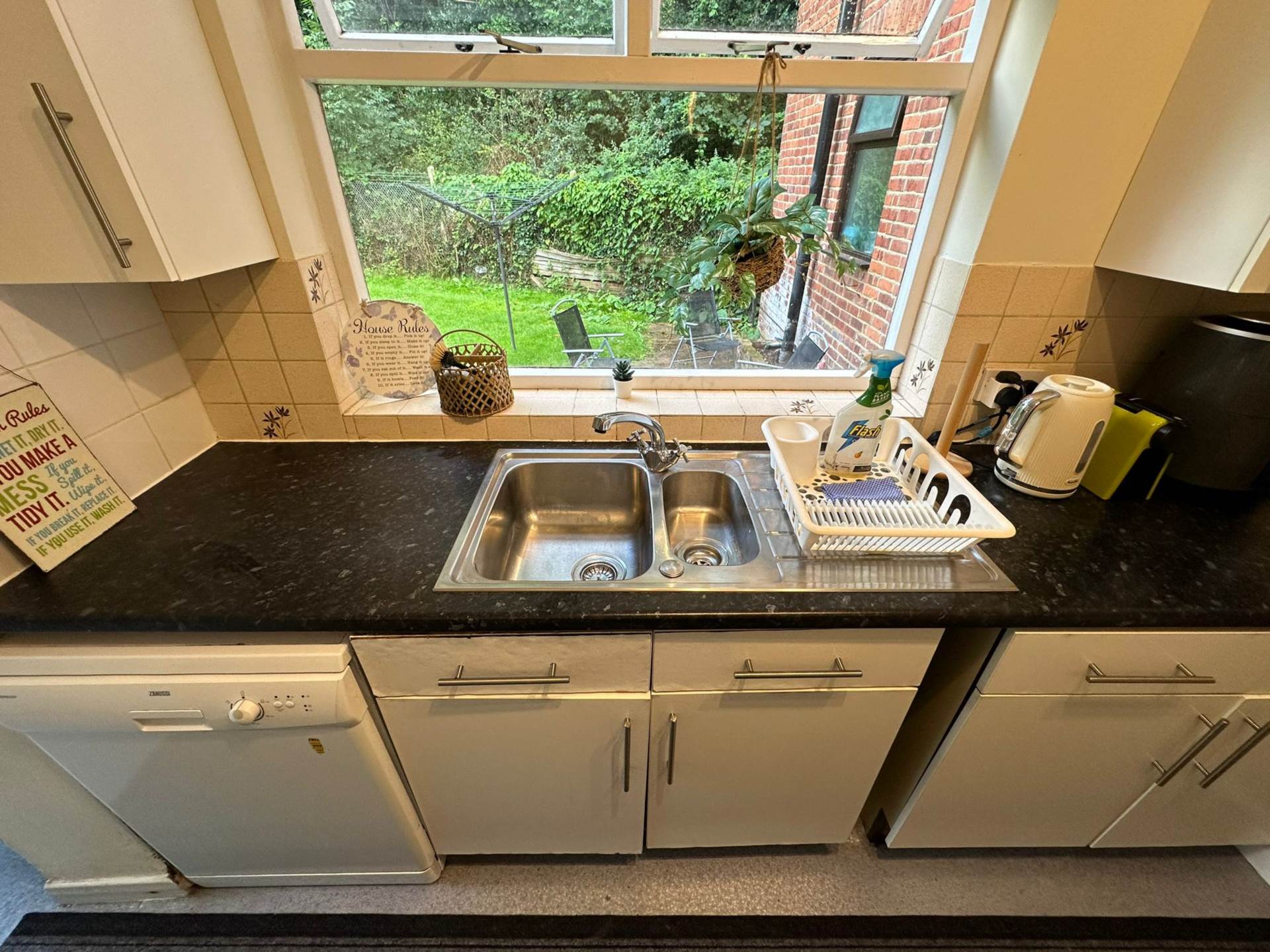 Room 1: 15 Sycamore Road, Guildford, GU1 1HJ, Image 14