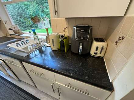 Room 1: 15 Sycamore Road, Guildford, GU1 1HJ, Image 10